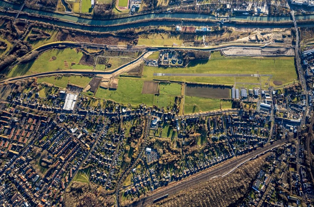 Hamm (Westfalen) from above - Runway and taxiway area of the Hamm-Lippewiesen EDLH airfield in the Heessen district of Hamm in the German state of North Rhine-Westphalia