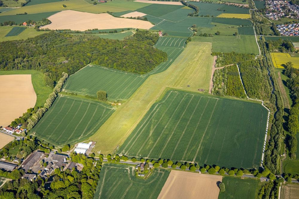 Aerial image Kamen - Runway with tarmac terrain of airfield of Luftsportfreunde 2000 Kamen/Dortmund e.V. on Derner Strasse in Kamen in the state North Rhine-Westphalia, Germany