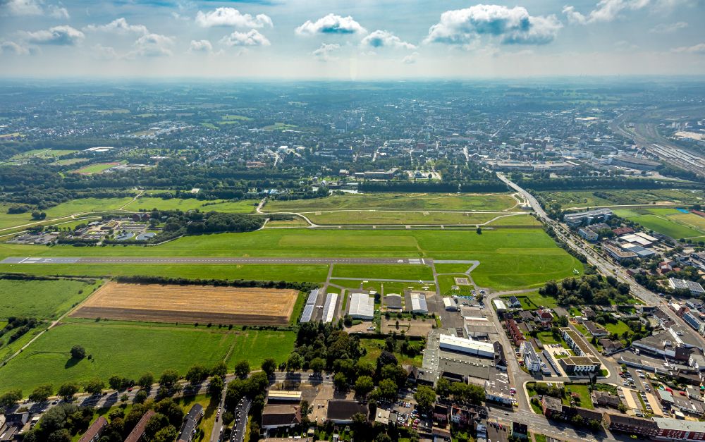 Aerial photograph Hamm - Runway with tarmac terrain of airfield Luftsport Club Hamm e.V. in Hamm in the state North Rhine-Westphalia