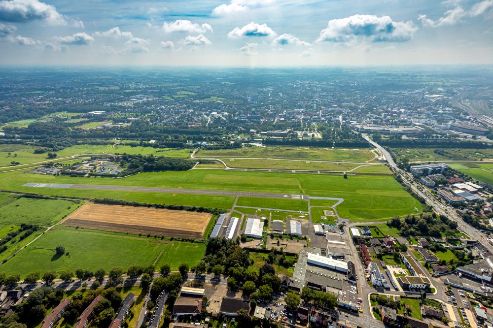 Hamm from above - Runway with tarmac terrain of airfield Luftsport Club Hamm e.V. in Hamm in the state North Rhine-Westphalia