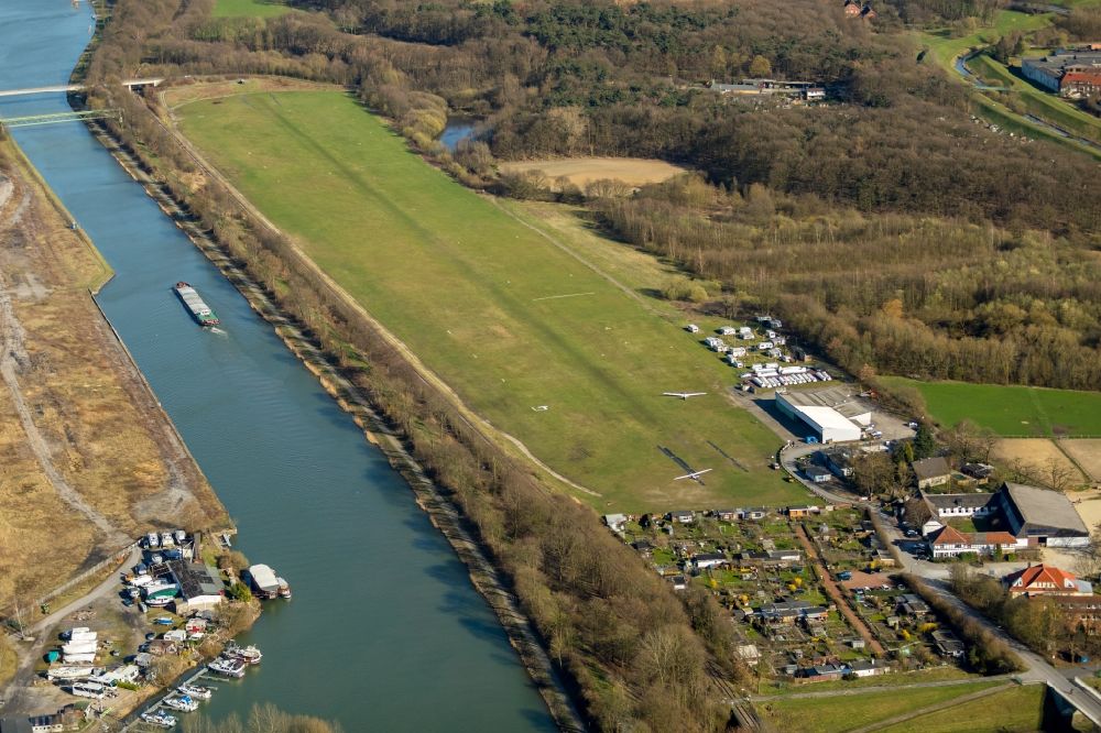Dorsten from the bird's eye view: Runway with tarmac terrain of airfield Luftsportverein Dorsten e.V. Im Ovelguenne in Dorsten in the state North Rhine-Westphalia