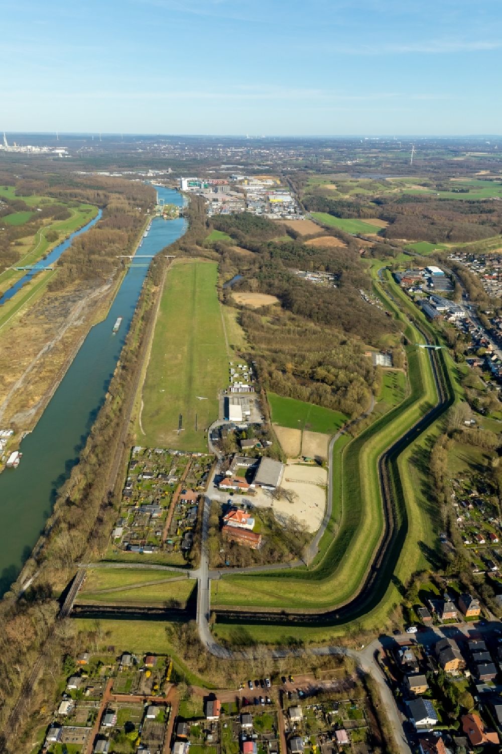 Aerial image Dorsten - Runway with tarmac terrain of airfield Luftsportverein Dorsten e.V. Im Ovelguenne in Dorsten in the state North Rhine-Westphalia