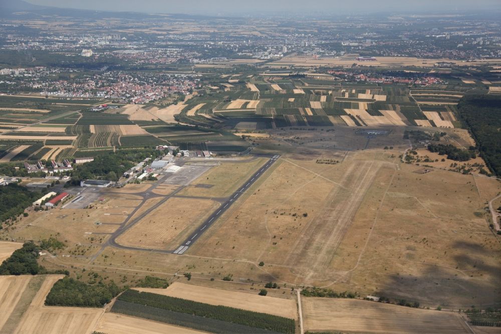 Aerial image Wackernheim - Airport Mainz-Finthen in Mainz in the state of Rhineland-Palatinate. The airport in the West of the city - Frequency 122.925 (ICAO-Code EDFZ) - is a commercial airstrip without control zone. It includes a concrete runway, a grass runway and different halls and hangars and is surrounded by fields and meadows