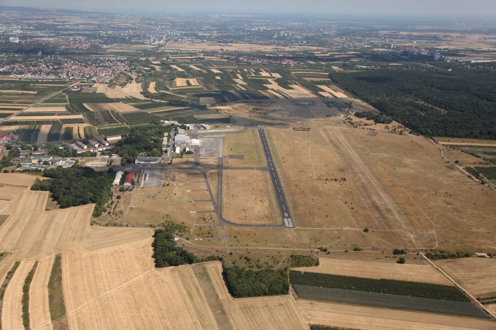 Aerial photograph Wackernheim - Airport Mainz-Finthen in Mainz in the state of Rhineland-Palatinate. The airport in the West of the city - Frequency 122.925 (ICAO-Code EDFZ) - is a commercial airstrip without control zone. It includes a concrete runway, a grass runway and different halls and hangars and is surrounded by fields and meadows