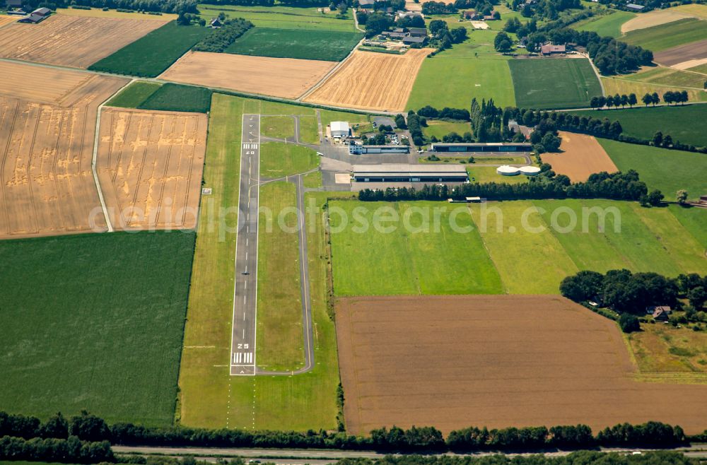 Aerial photograph Marl - Runway with tarmac terrain of airfield in Marl in the state North Rhine-Westphalia, Germany