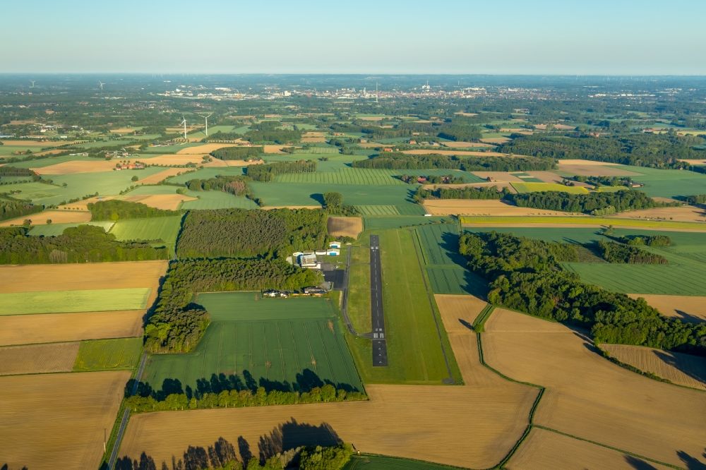 Aerial image Telgte - Runway with tarmac terrain of airfield Muenster-Telgte in Telgte in the state North Rhine-Westphalia, Germany