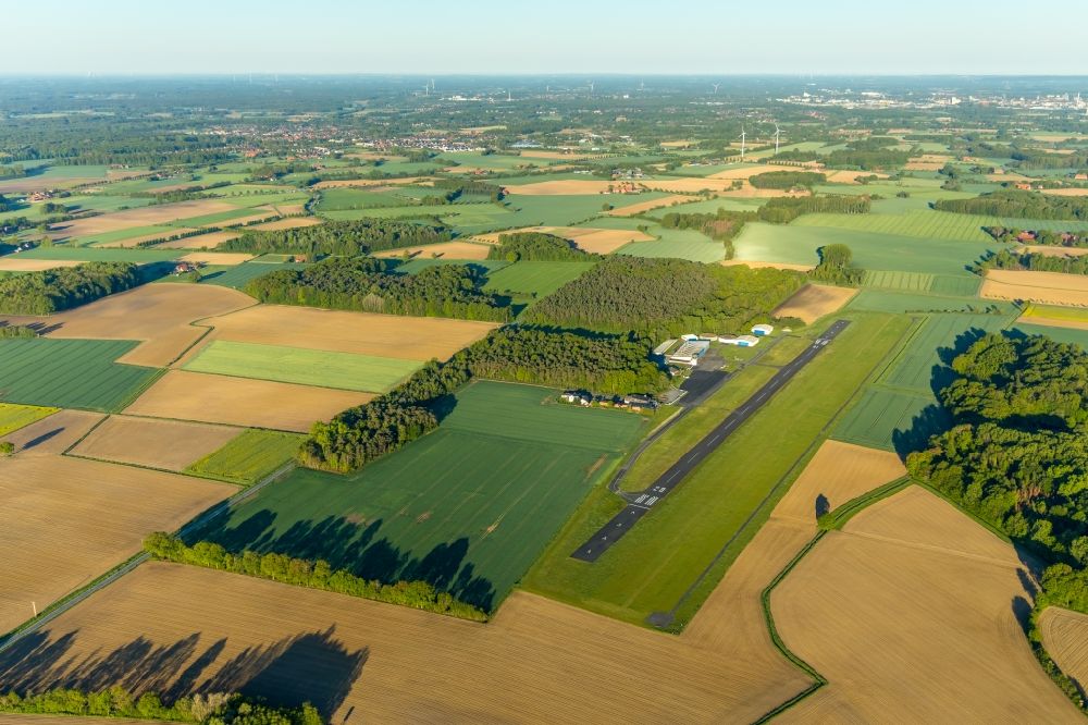 Aerial photograph Telgte - Runway with tarmac terrain of airfield Muenster-Telgte in Telgte in the state North Rhine-Westphalia, Germany