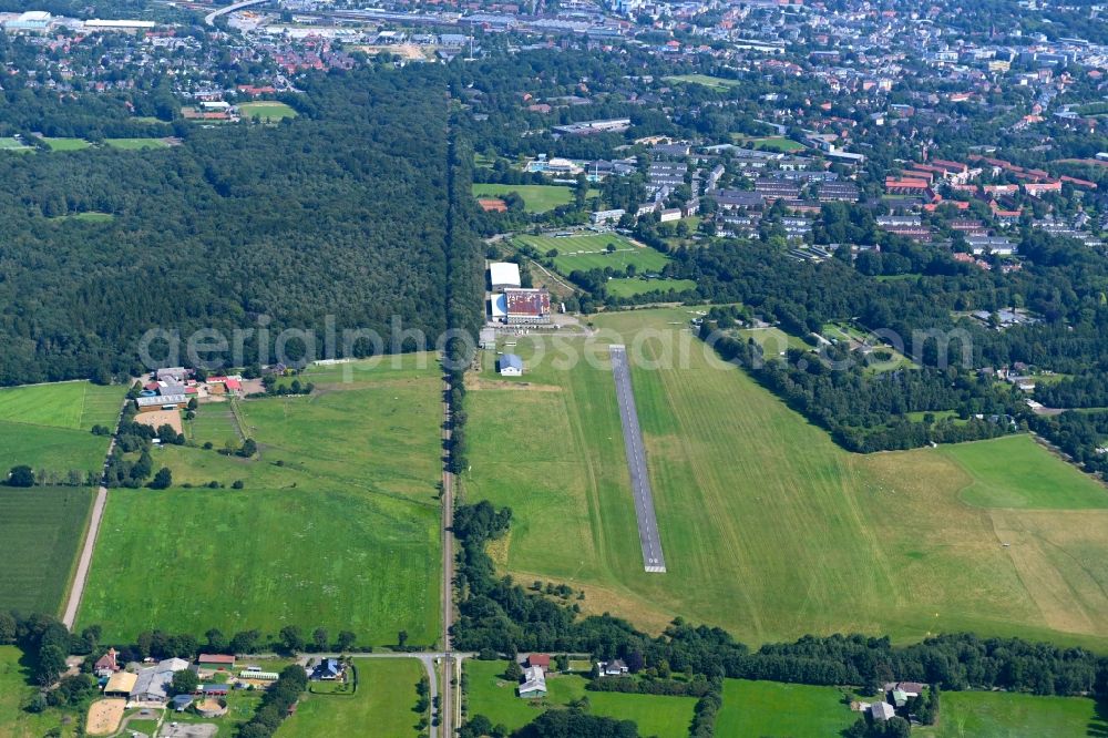 Aerial photograph Neumünster - Runway with tarmac terrain of airfield in Neumuenster in the state Schleswig-Holstein, Germany
