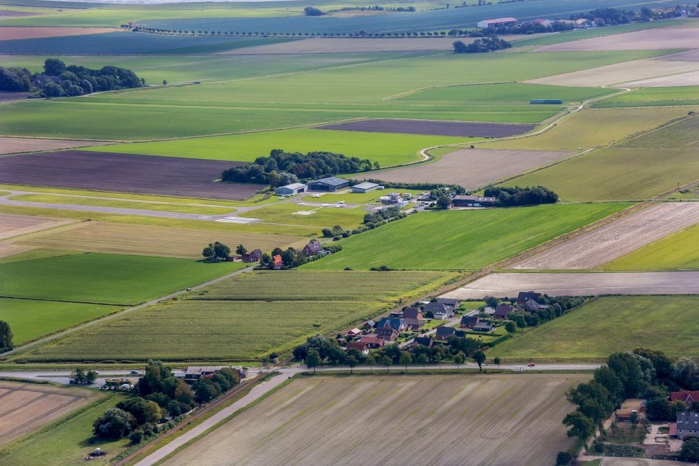 Oesterdeichstrich from the bird's eye view: Runway with tarmac terrain of airfield Heide Buesum in Oesterdeichstrich in the state Schleswig-Holstein, Germany