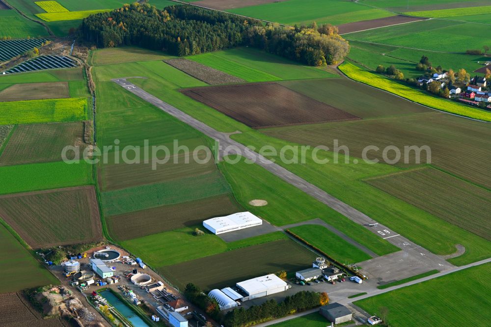 Speichersdorf from the bird's eye view: Runway with tarmac terrain of airfield of Fliegerschule-Flugbetrieb Stroessenreuther GmbH on street Manfred-Stroessenreuther-Strasse in the district Ploessen in Speichersdorf in the state Bavaria, Germany