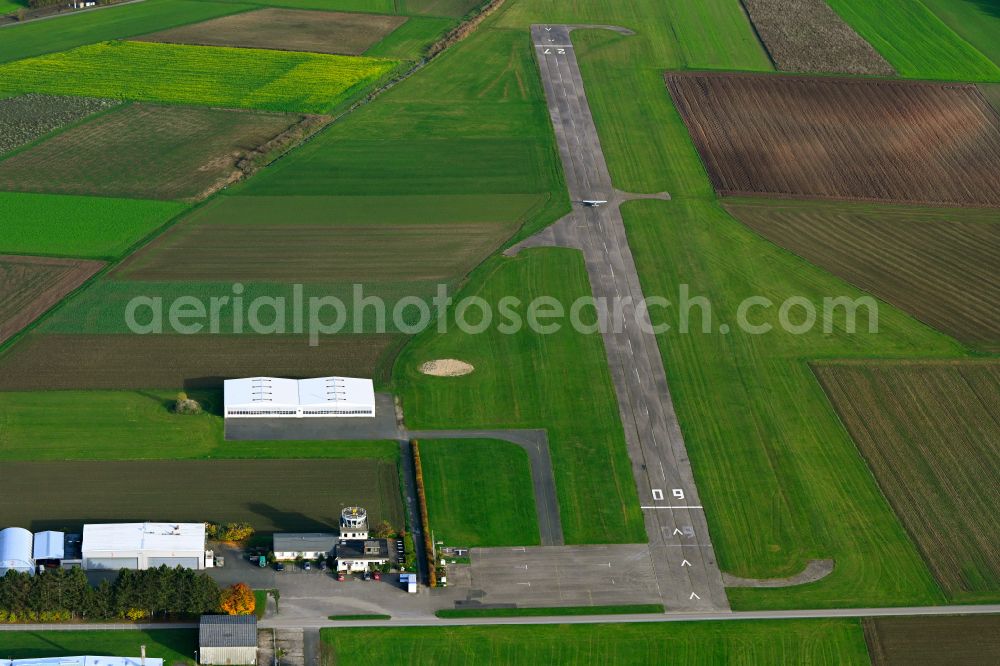 Aerial photograph Speichersdorf - Runway with tarmac terrain of airfield of Fliegerschule-Flugbetrieb Stroessenreuther GmbH on street Manfred-Stroessenreuther-Strasse in the district Ploessen in Speichersdorf in the state Bavaria, Germany