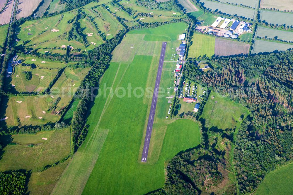 Sankt Michaelisdonn from above - Runway with tarmac terrain of airfield in Sankt Michaelisdonn in the state Schleswig-Holstein, Germany