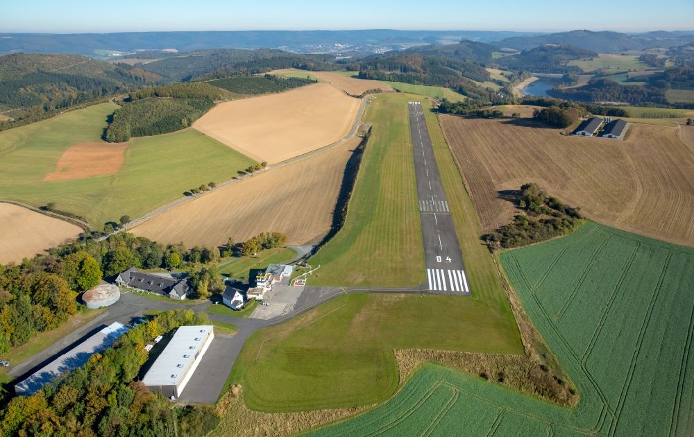 Aerial photograph Meschede - Runway 04 with tarmac terrain of airfield in Schueren - EDKM in Meschede in the state North Rhine-Westphalia