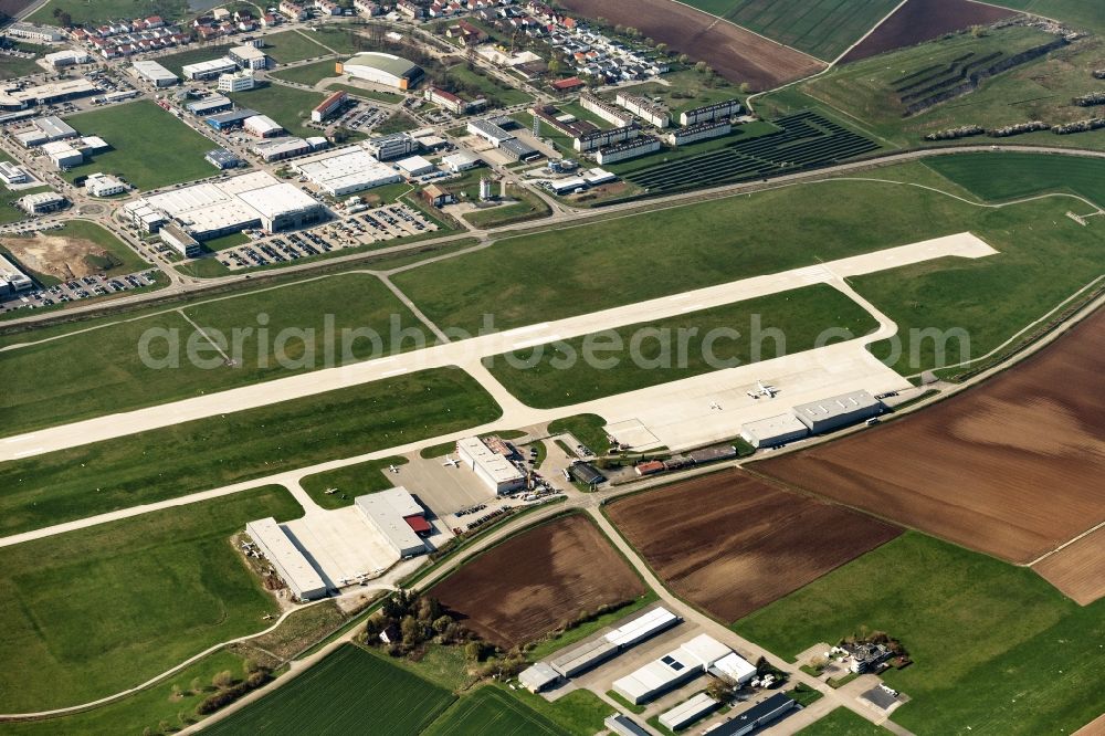 Aerial photograph Schwäbisch Hall - Runway with tarmac terrain of airfield Adolf Wuerth Airport Schwaebisch Hall in Schwaebisch Hall in the state Baden-Wurttemberg, Germany