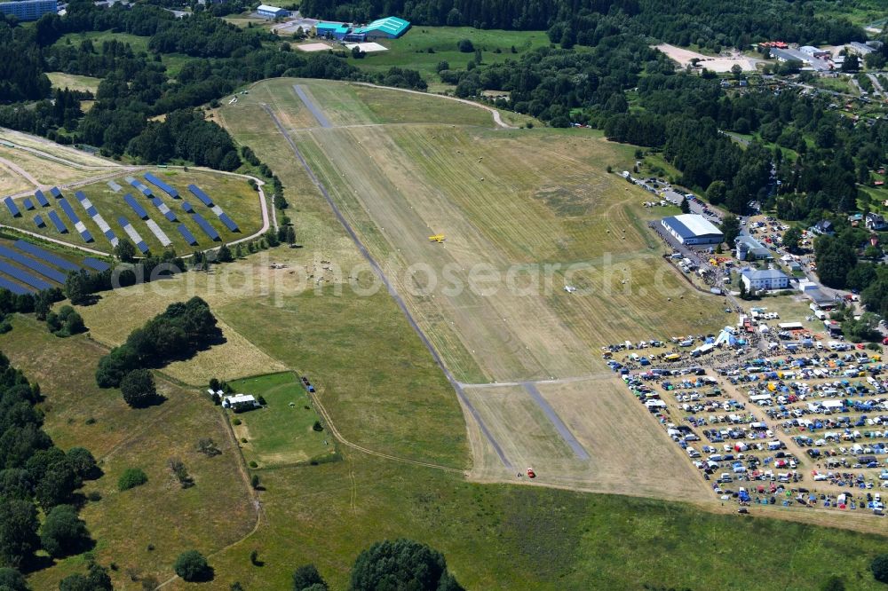 Aerial photograph Suhl - Runway with tarmac terrain of airfield in the district Goldlauter Heidersbach in Suhl in the state Thuringia, Germany