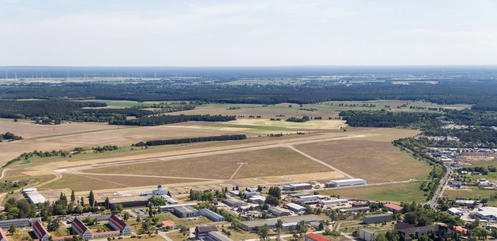 Aerial photograph Strausberg - Runway with tarmac terrain of airfield of Strausberger Flugplatz GmbH on Flugplatzstrasse in Strausberg in the state Brandenburg, Germany