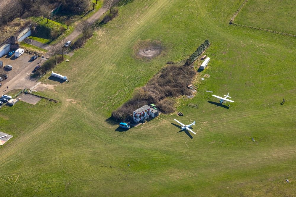 Wesel from above - Runway with tarmac terrain of airfield Flugplatz Wesel-Roemerwandt in Wesel in the state North Rhine-Westphalia, Germany