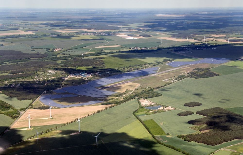 Aerial photograph Zerbst - Zerbst airfield and photovoltaic park on the open spaces of the airfield Zerbst in Saxony-Anhalt