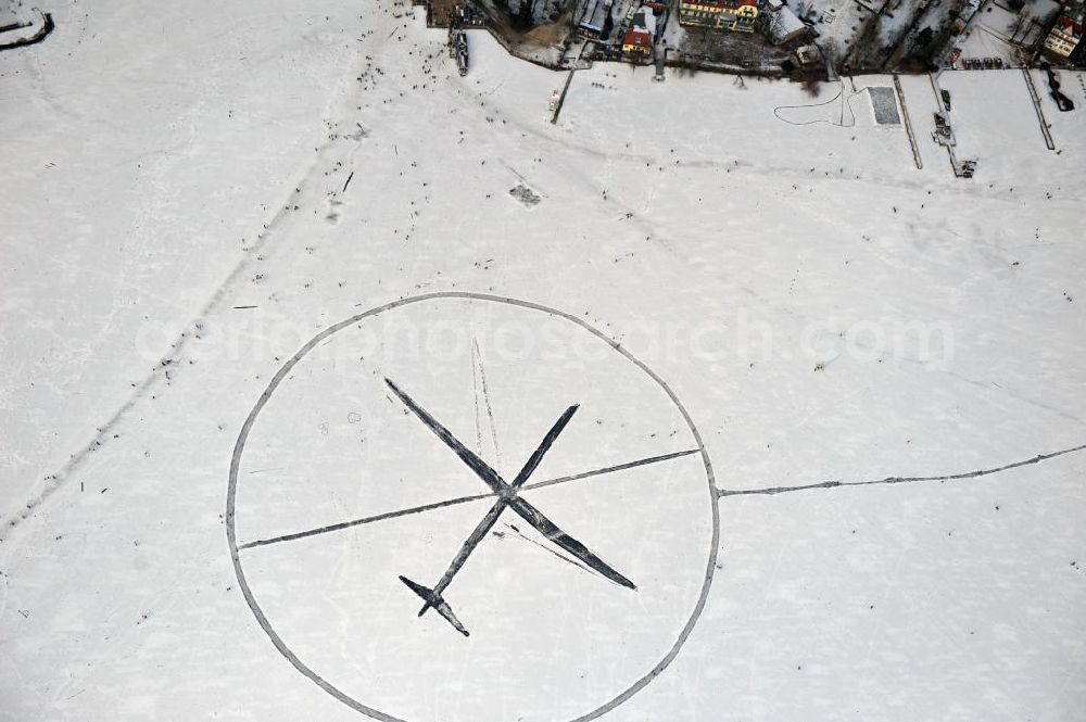 Aerial photograph Berlin - Wintry area of the Flight Route protest action on the snowy, icy Berlin Müggelsee
