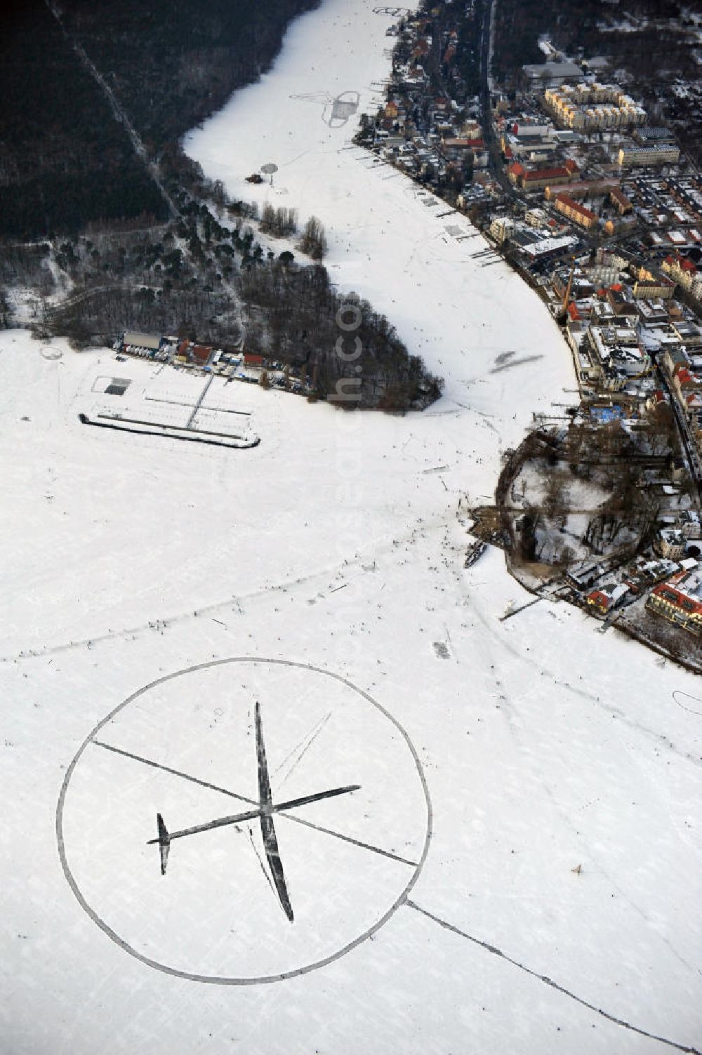 Aerial image Berlin - Wintry area of the Flight Route protest action on the snowy, icy Berlin Müggelsee
