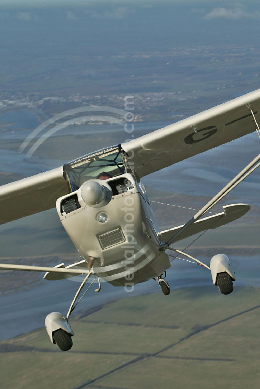Aerial photograph Heybridge - Flugzeug / Kleinflugzeug vom Typ American Champion Aurora über der Insel Osea Island in Essex / England. Die Insel befindet sich in einem Ästuarim / Meeresarm der Nordsee bzw. dem Fluß Blackwater nahe der Ortschaft Heeybridge. Small aircraft over the Osea Island in Essex / England.