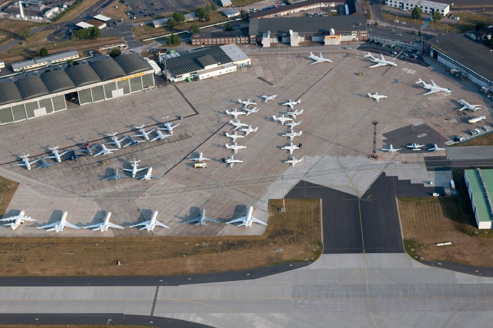 Schönefeld from above - Views of the General Aviation apron of the BER airport in Schoenefeld in the State of Brandenburg. The aircrafts are flown on the occasion of the Champion League final 2015
