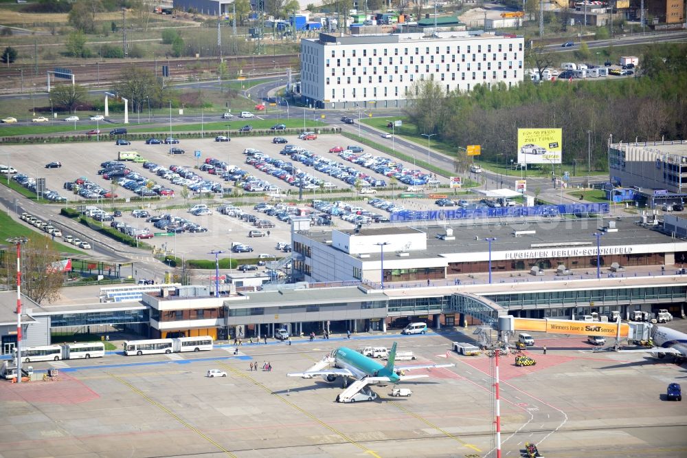 Schönefeld from the bird's eye view: Parking, passenger terminal and movement area fo the Schönefeld Airport