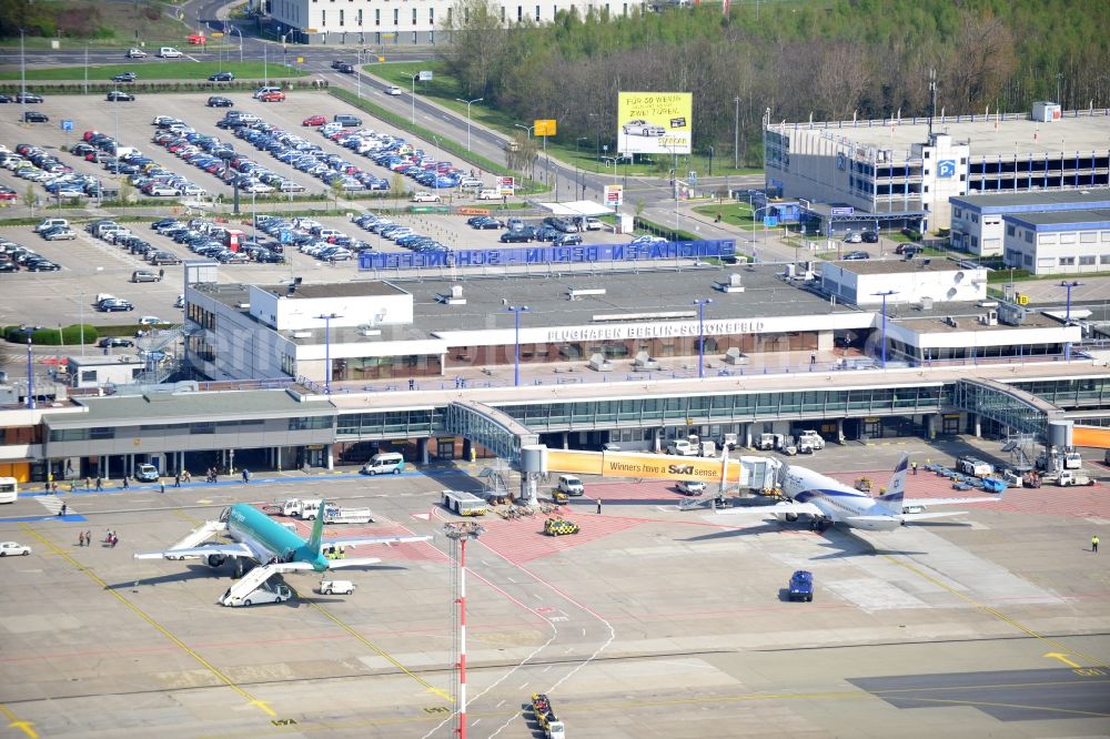 Aerial image Schönefeld - Parking, passenger terminal and movement area fo the Schönefeld Airport