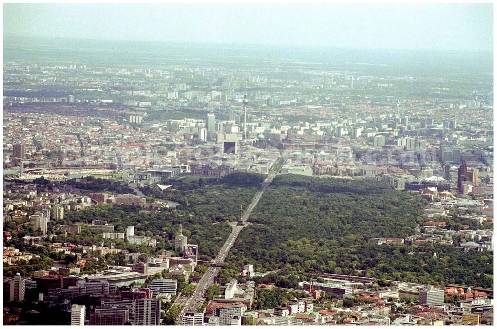 Berlin - Charlottenburg / Tiergarten from above - Blick von Berlin-Charlottenburg aus über den Berliner Tiergarten nach Berlin - Mitte (Süd-Nord-Achse).