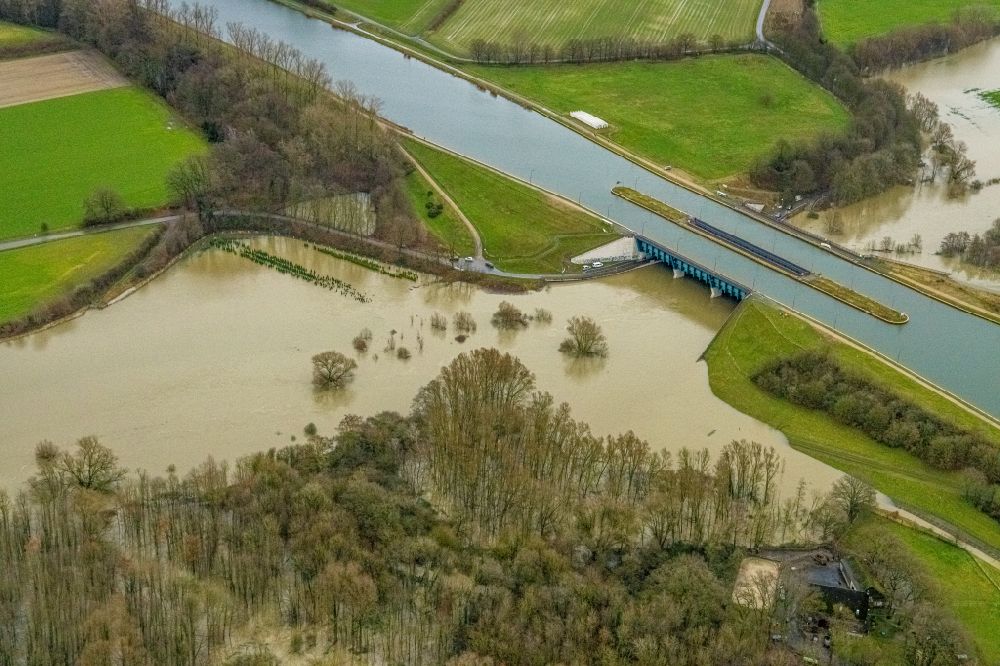 Pelkum from above - river - bridge structure of the Kanalbruecke Lippe Neue Reise of the Dortmund-Ems Canal over the river Lippe in Pelkum in the state North Rhine-Westphalia, Germany