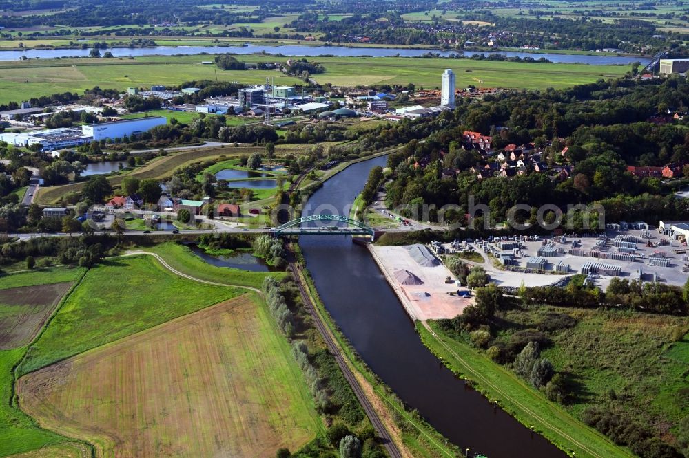 Lauenburg/Elbe from the bird's eye view: River - bridge construction over the Elbe-Luebeck-Kanal in Lauenburg/Elbe in the state Schleswig-Holstein, Germany