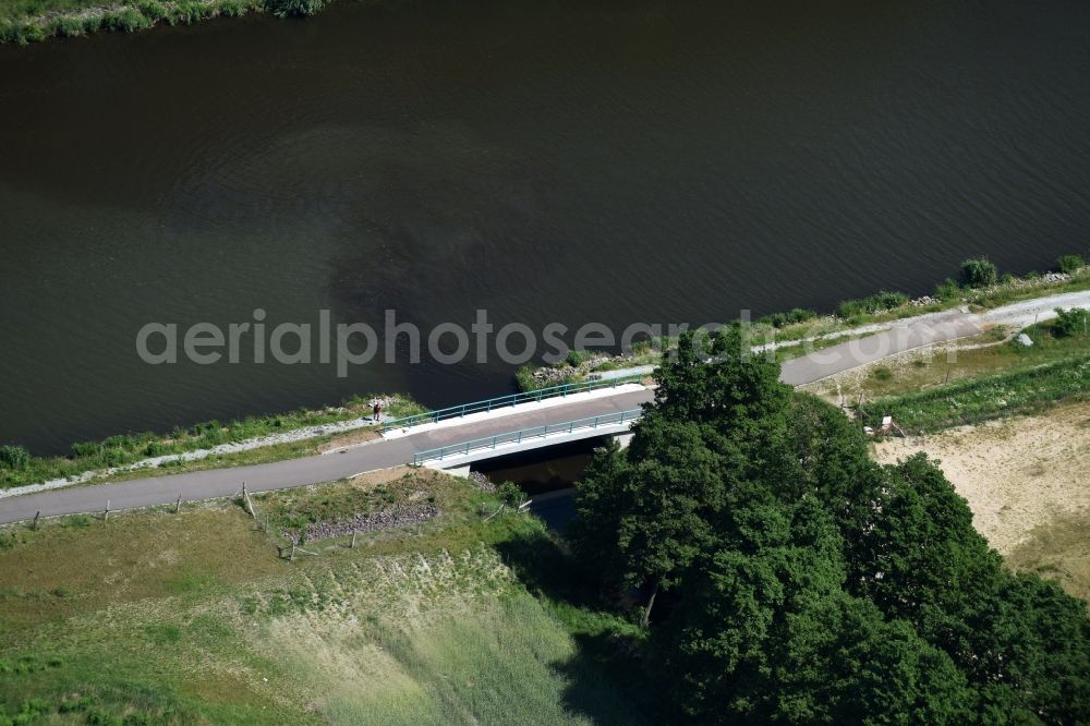 Aerial photograph Genthin - River - bridge construction over the river Hauptvorfluter with Heinigtenweg in Genthin in the state Saxony-Anhalt