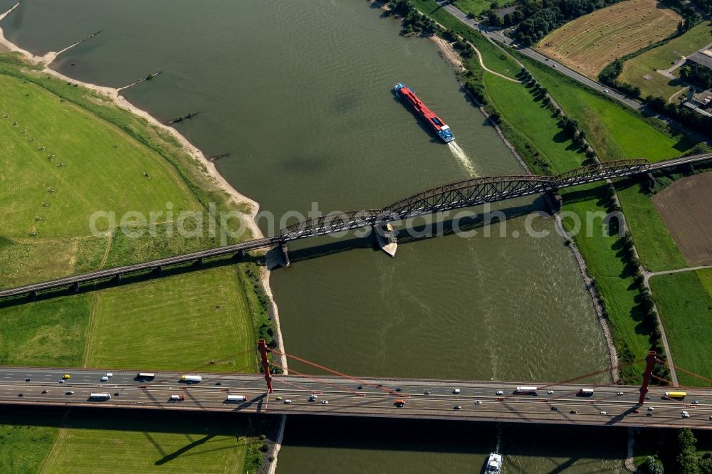 Aerial photograph Duisburg - River - bridge construction - A42 highway bridge and railway bridge over the Rhine in the district Baerl in Duisburg at Ruhrgebiet in North Rhine-Westphalia