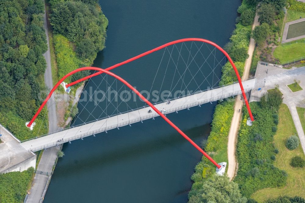 Aerial photograph Gelsenkirchen - River - bridge construction ueber den Rhein-Herne-Kanal in the district Horst in Gelsenkirchen at Ruhrgebiet in the state North Rhine-Westphalia, Germany
