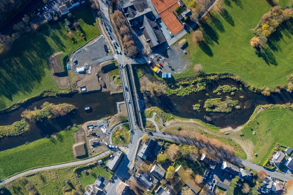 Arnsberg from the bird's eye view: Scenery, building and the river - bridge building work over the Ruhr in the district of Oeventrop in Arnsberg in the federal state North Rhine-Westphalia