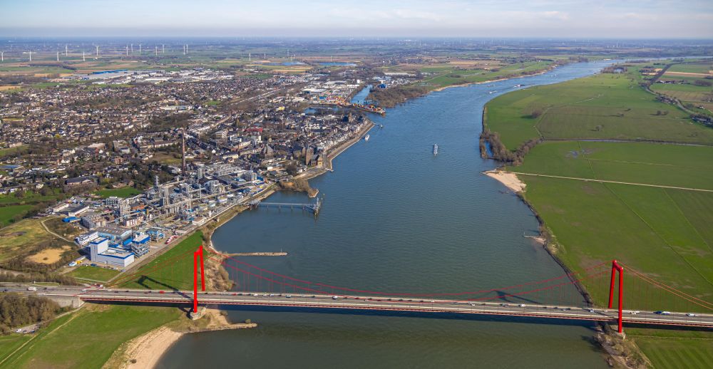 Emmerich am Rhein from the bird's eye view: River - bridge construction Federal state road B220 crossing Rhine River in Emmerich am Rhein in the state North Rhine-Westphalia