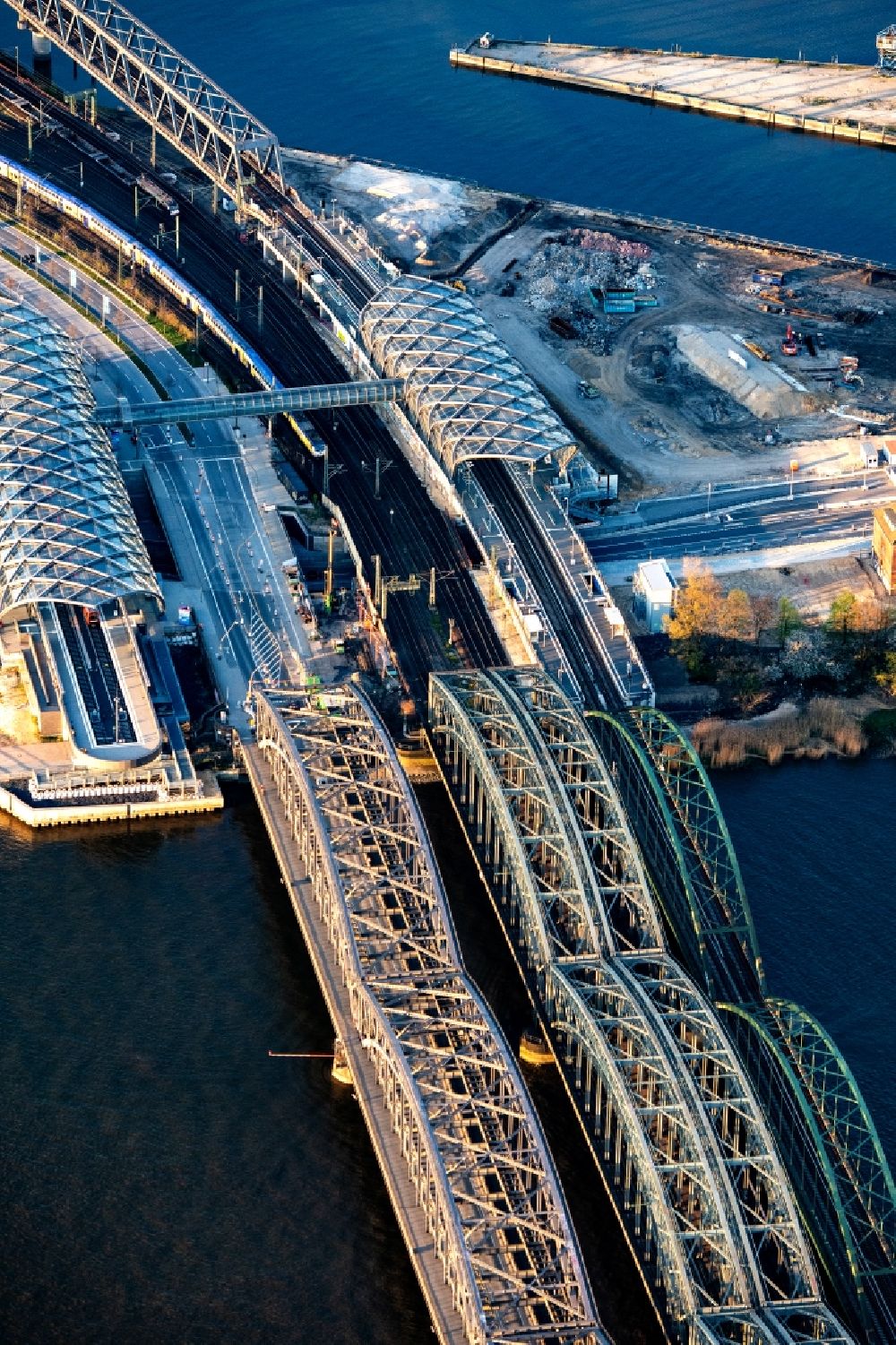Aerial photograph Hamburg - River - bridge structure Elbbruecken - Norderelbbruecke on the banks of the Elbe in Hamburg, Germany