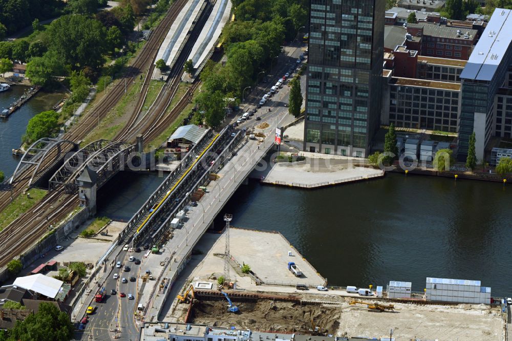 Aerial photograph Berlin - River - bridge construction Elsenbruecke in the district Treptow in Berlin, Germany