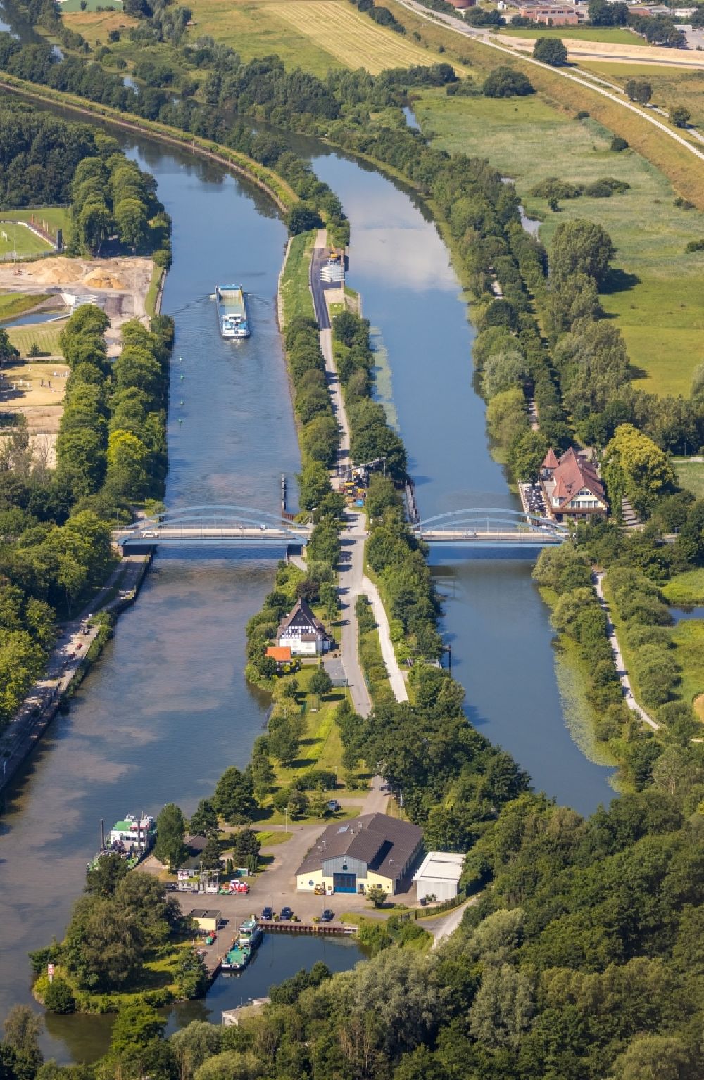 Hamm from the bird's eye view: River - bridge construction on Faehrstrasse along the Datteln-Hamm-Kanal and the Lippe in the district Heessen in Hamm in the state North Rhine-Westphalia, Germany
