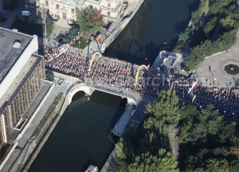 Aerial photograph Berlin - River - bridge construction Karl-Liebknecht-Bruecke in the district Mitte in Berlin, Germany