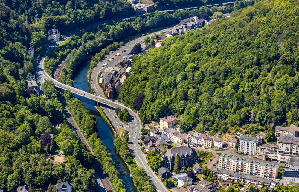 Aerial photograph Altena - River - bridge construction of the Lenne Bruecke along the B236 overlooking the church building of the Pfarrkirche St. Matthaeus on Lindenstrasse in the district Breitenhagen in Altena in the state North Rhine-Westphalia, Germany