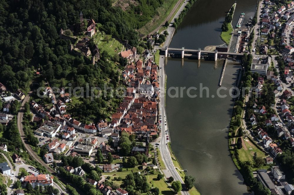 Hirschhorn (Neckar) from the bird's eye view: River - bridge construction on Neckar in Hirschhorn (Neckar) in the state Hesse, Germany