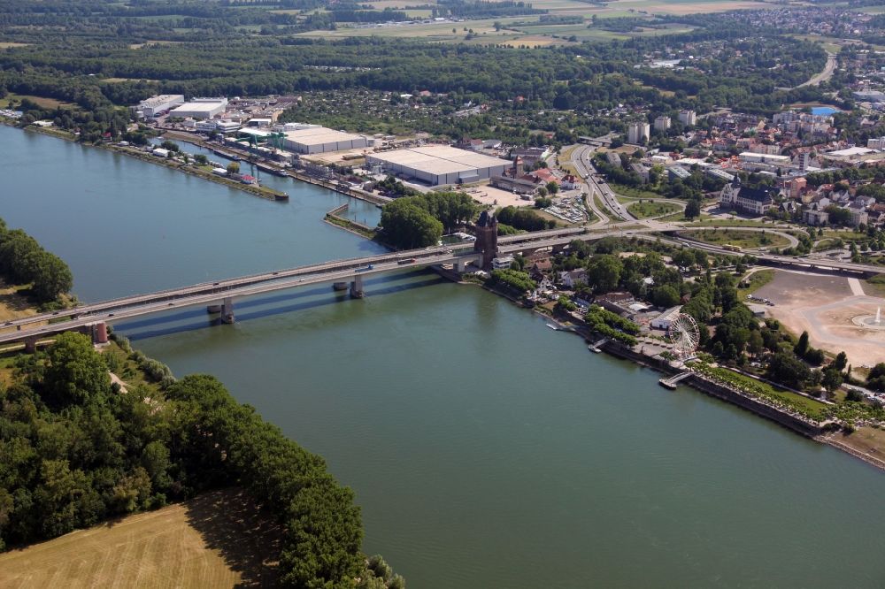 Aerial photograph Worms - River - bridge construction Nibelungenbridge for the B47 crossing the Rhine in Worms in the state Rhineland-Palatinate, Germany
