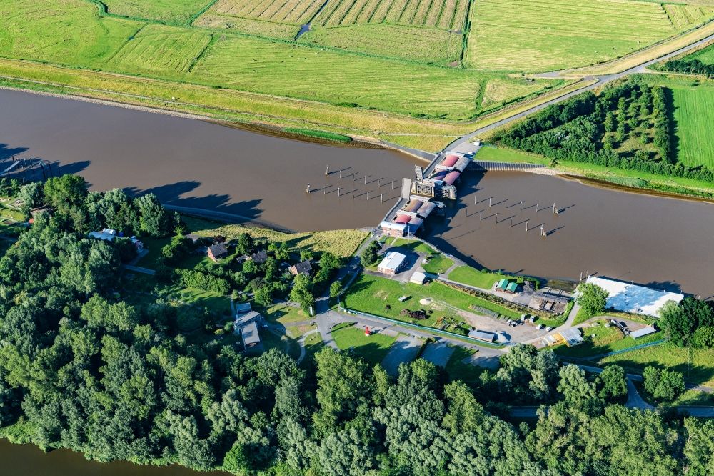 Aerial photograph Balje - River - bridge construction Ostesperrwerk in Neuhaeuserdeich in the state Lower Saxony, Germany