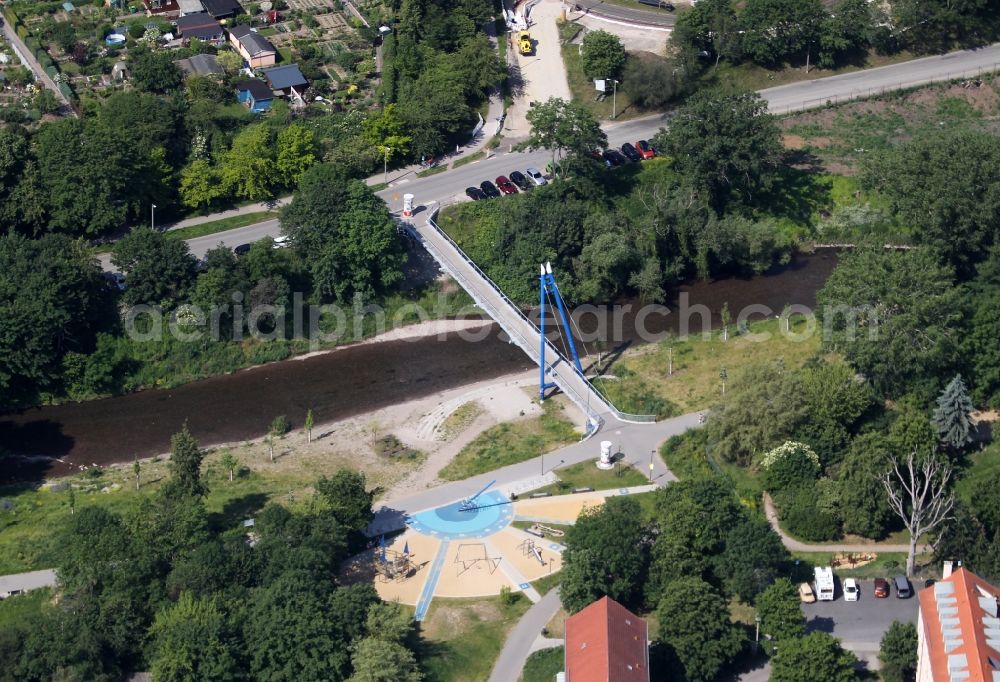 Aerial image Erfurt - River - bridge construction of the Pappelstiegbruecke overlooking a playground with a sundial in the district Andreasvorstadt in Erfurt in the state Thuringia, Germany