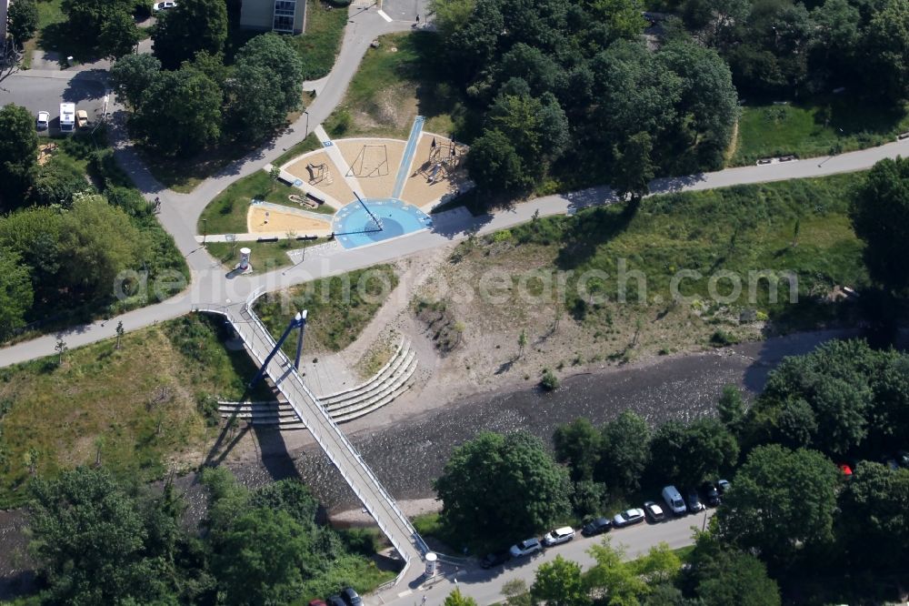 Aerial photograph Erfurt - River - bridge construction of the Pappelstiegbruecke overlooking a playground with a sundial in the district Andreasvorstadt in Erfurt in the state Thuringia, Germany