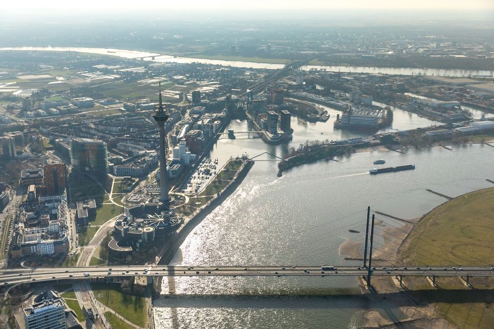 Düsseldorf from the bird's eye view: River - bridge construction Rheinkniebruecke in the district Carlstadt in Duesseldorf in the state North Rhine-Westphalia, Germany