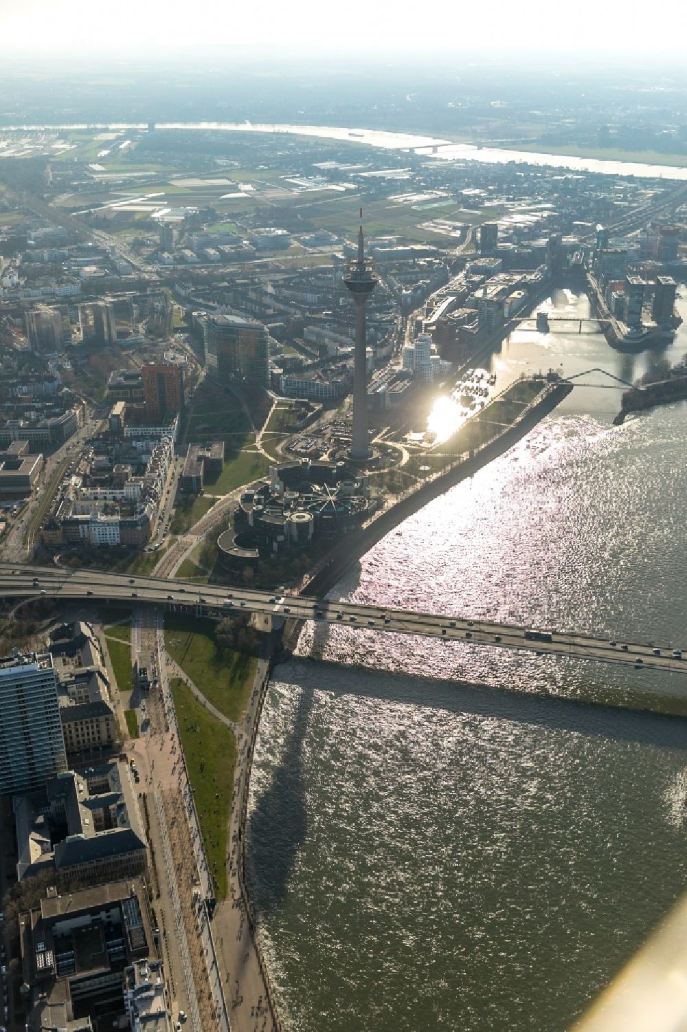 Aerial photograph Düsseldorf - River - bridge construction Rheinkniebruecke in the district Carlstadt in Duesseldorf in the state North Rhine-Westphalia, Germany