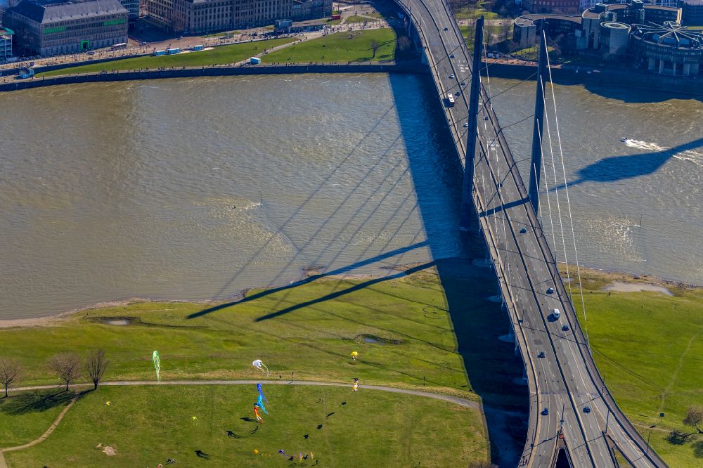 Aerial photograph Düsseldorf - River - bridge construction Rheinkniebruecke in the district Carlstadt in Duesseldorf at Ruhrgebiet in the state North Rhine-Westphalia, Germany