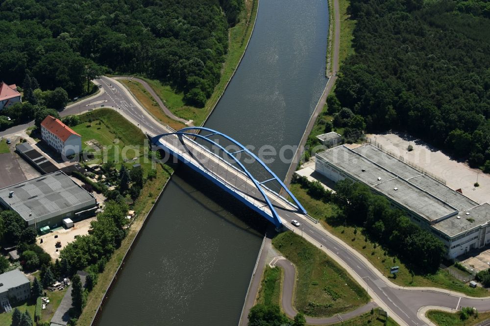 Aerial photograph Genthin - Blue Steel Bridge across the Elbe-Havel-Canal in the Northeast of Genthin in the state of Saxony-Anhalt. The federal road B1 takes its course across the blue steel arc bridge